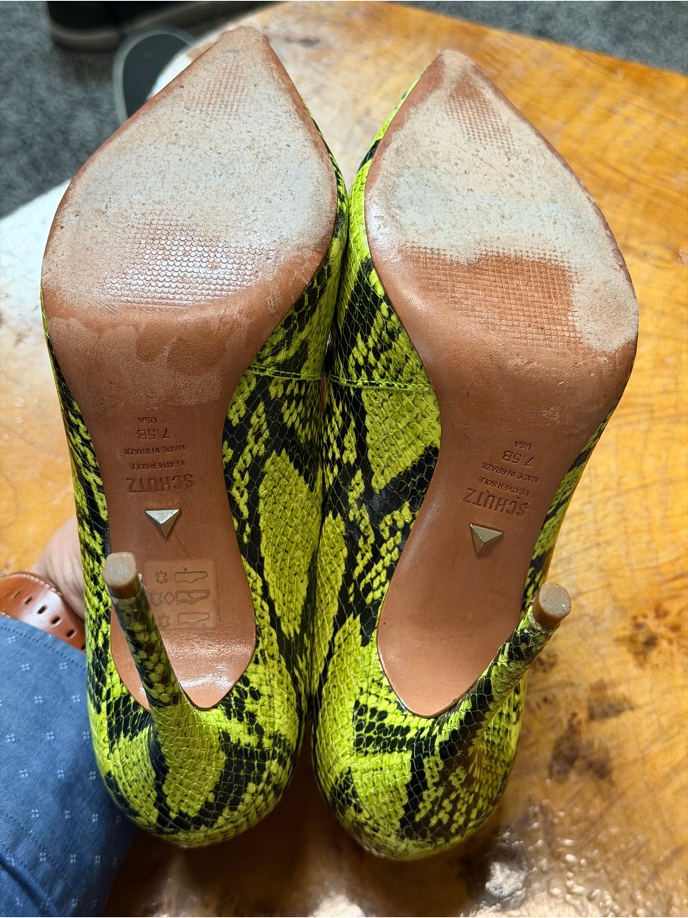 Schutz Lou Neon Yellow Embossed Snakeskin Leather Pump Heels 7.5 - Picture 6 of 7